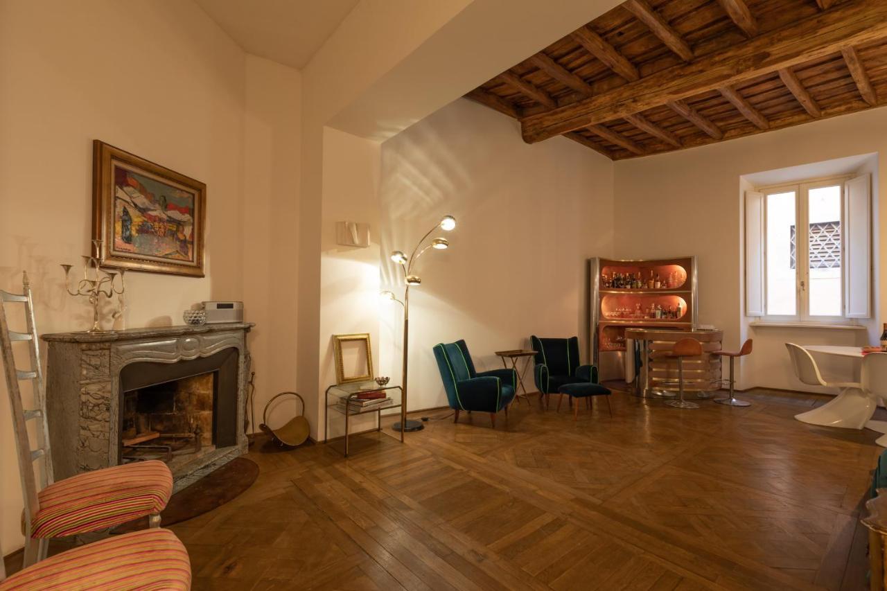 Apartment Chic And Style In Historical Via Giulia