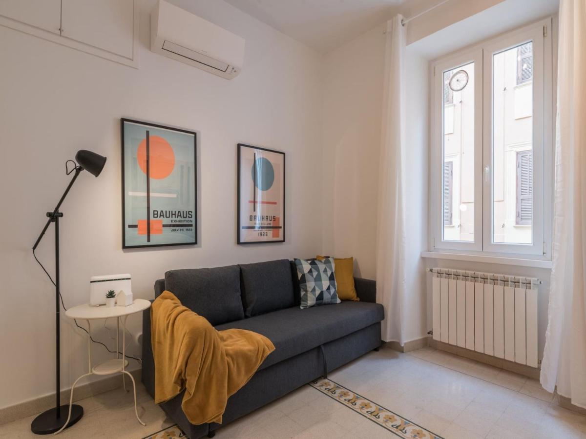 Apartment The Rent - Sunny Three-bedroom Near Ottaviano Metro Stop