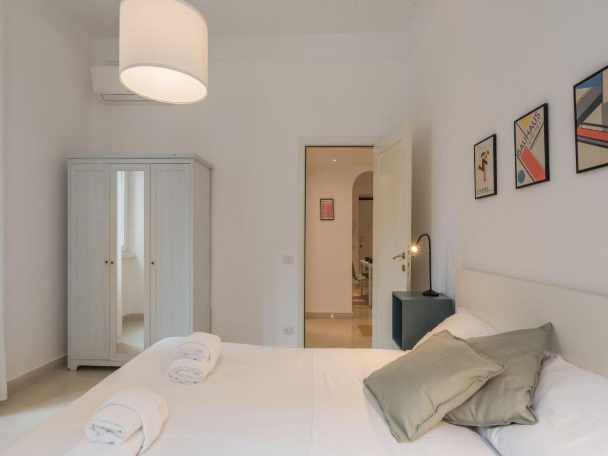 The Rent - Sunny Three-bedroom Near Ottaviano Metro Stop Apartment