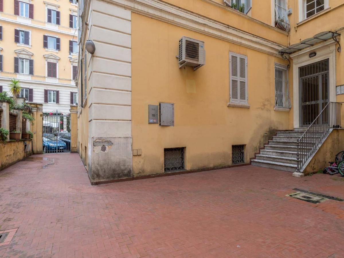 The Rent - Sunny Three-bedroom Near Ottaviano Metro Stop Rome