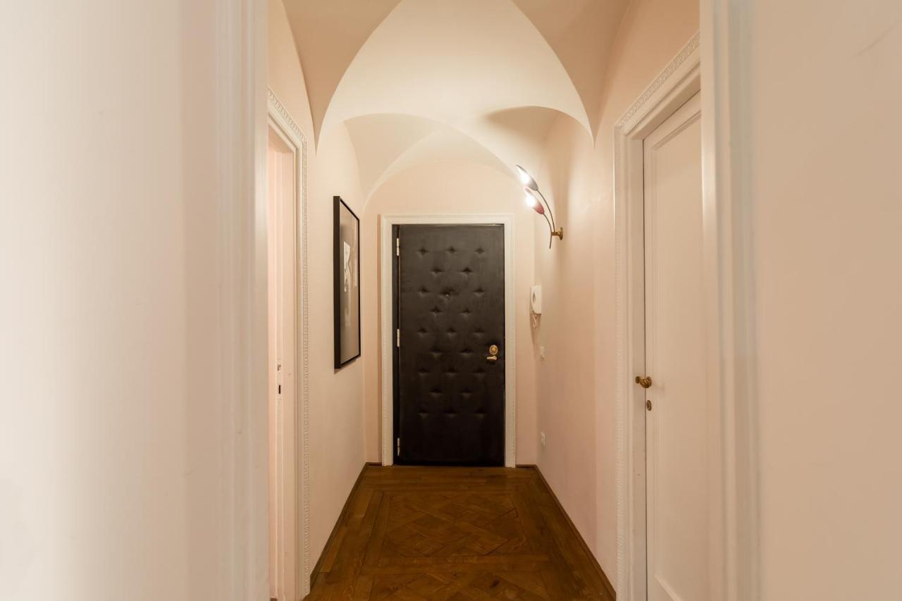 Chic And Style In Historical Via Giulia * Rome