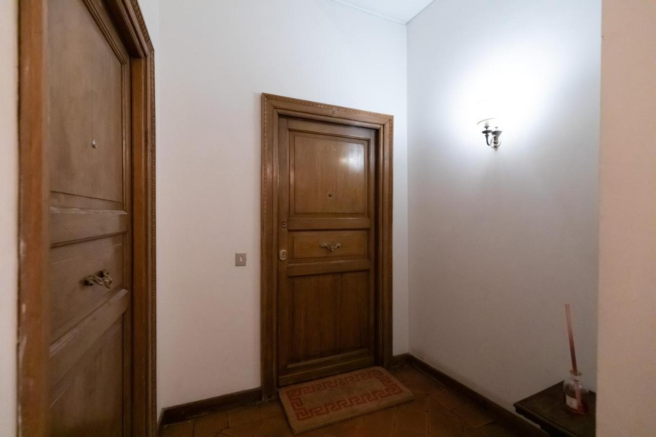 Chic And Style In Historical Via Giulia Apartment Rome