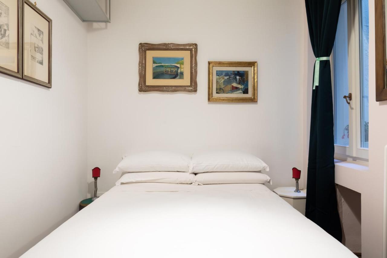 Chic And Style In Historical Via Giulia Apartment Rome
