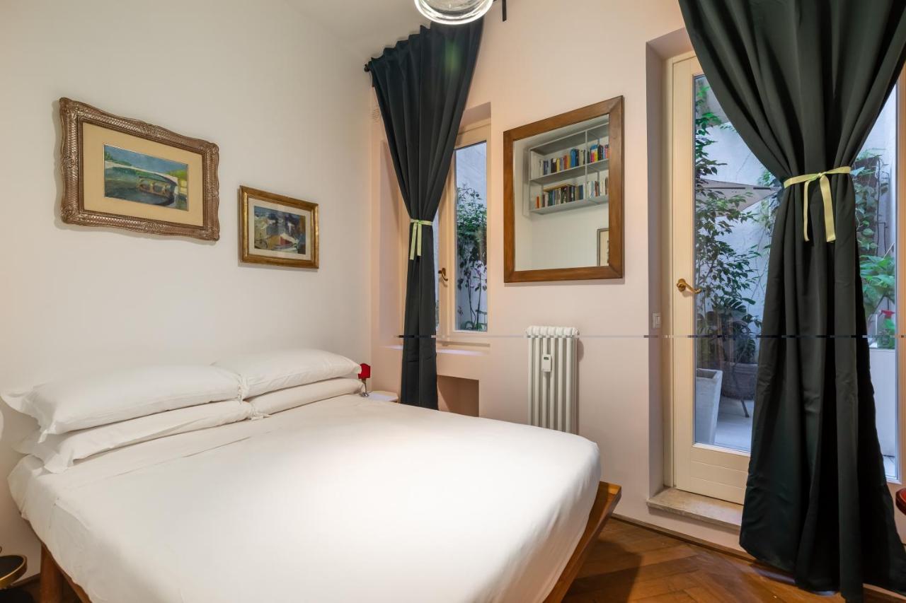 Chic And Style In Historical Via Giulia Apartment *