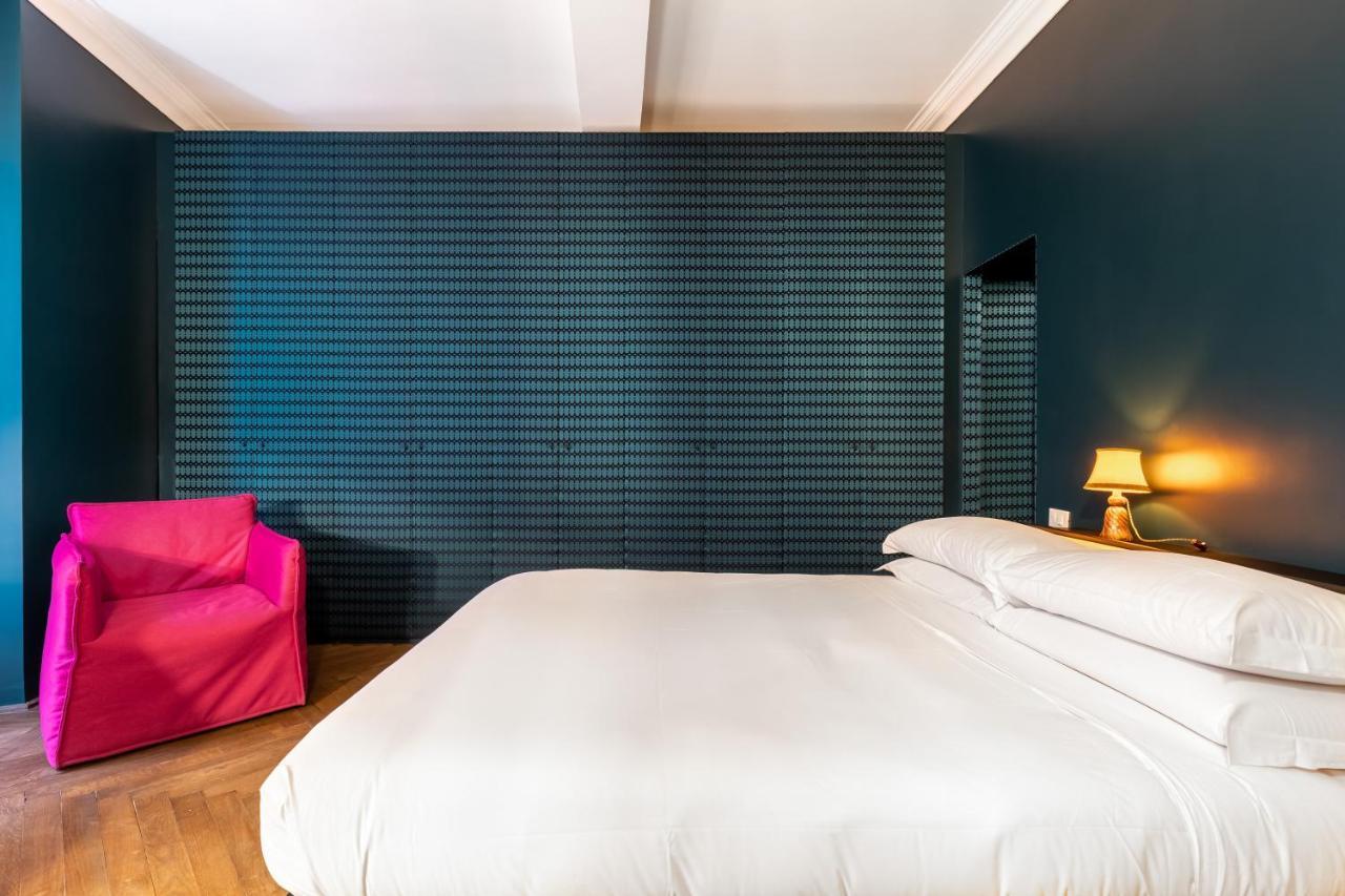 Chic And Style In Historical Via Giulia Apartment *
