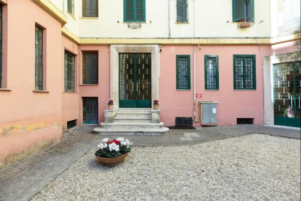 Postcard From ⭑⭑⭑⭑⭑ Metro B Apartamento Roma