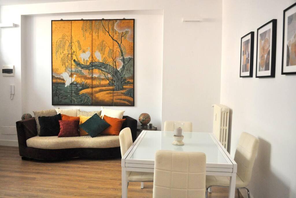 Casa Con Giardinetto Al Centro Di *