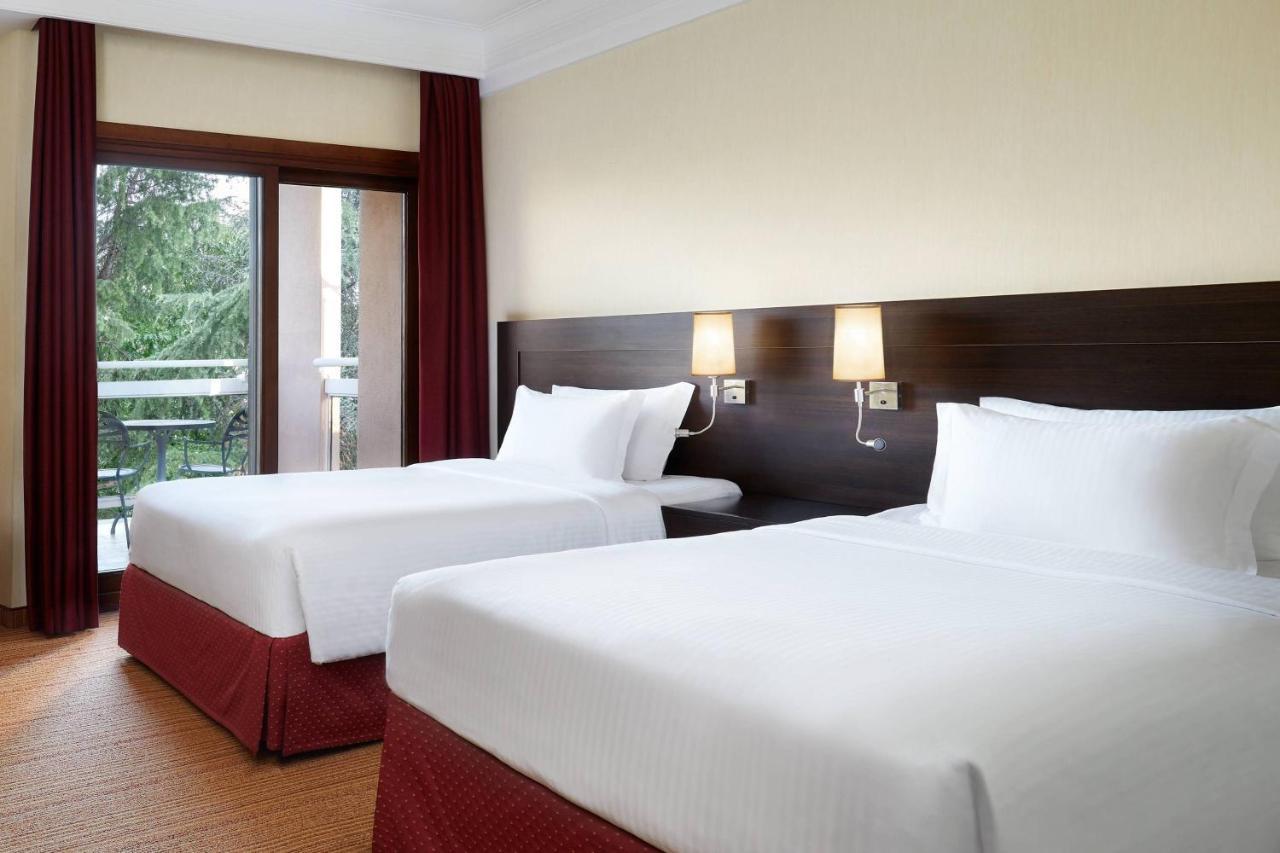 Courtyard By Marriott Central Park Hotel