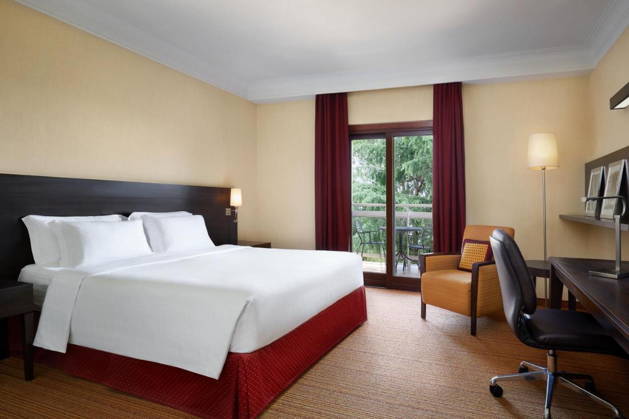 Courtyard By Marriott Central Park Hotel