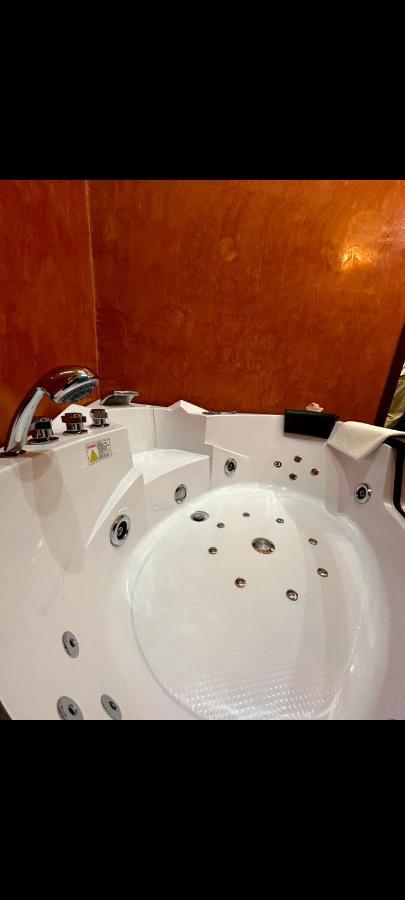 Love hôtel Moya Suites *
