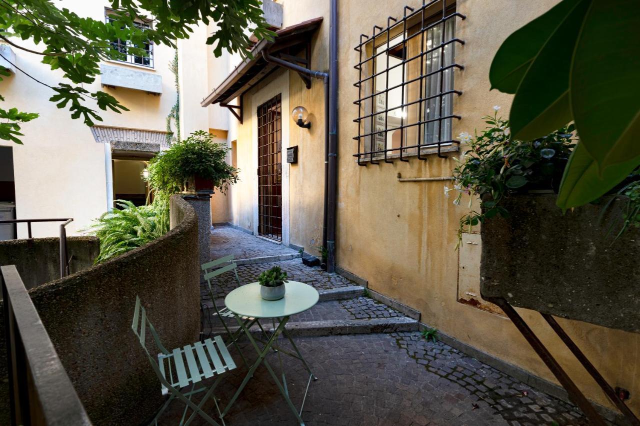 Apartment Quiet Trevi Fountain With Patio And Backyard