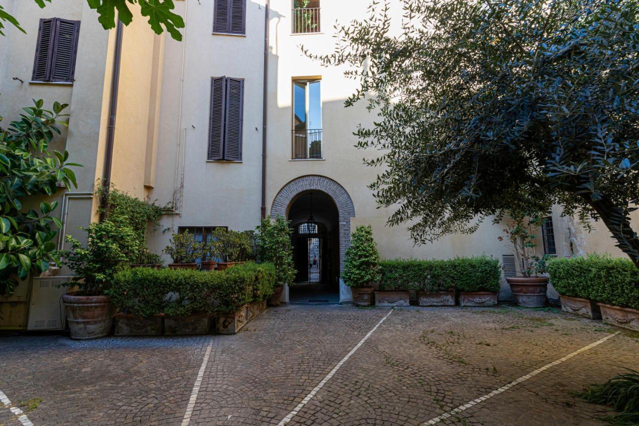 Quiet Trevi Fountain With Patio And Backyard Apartment Rome