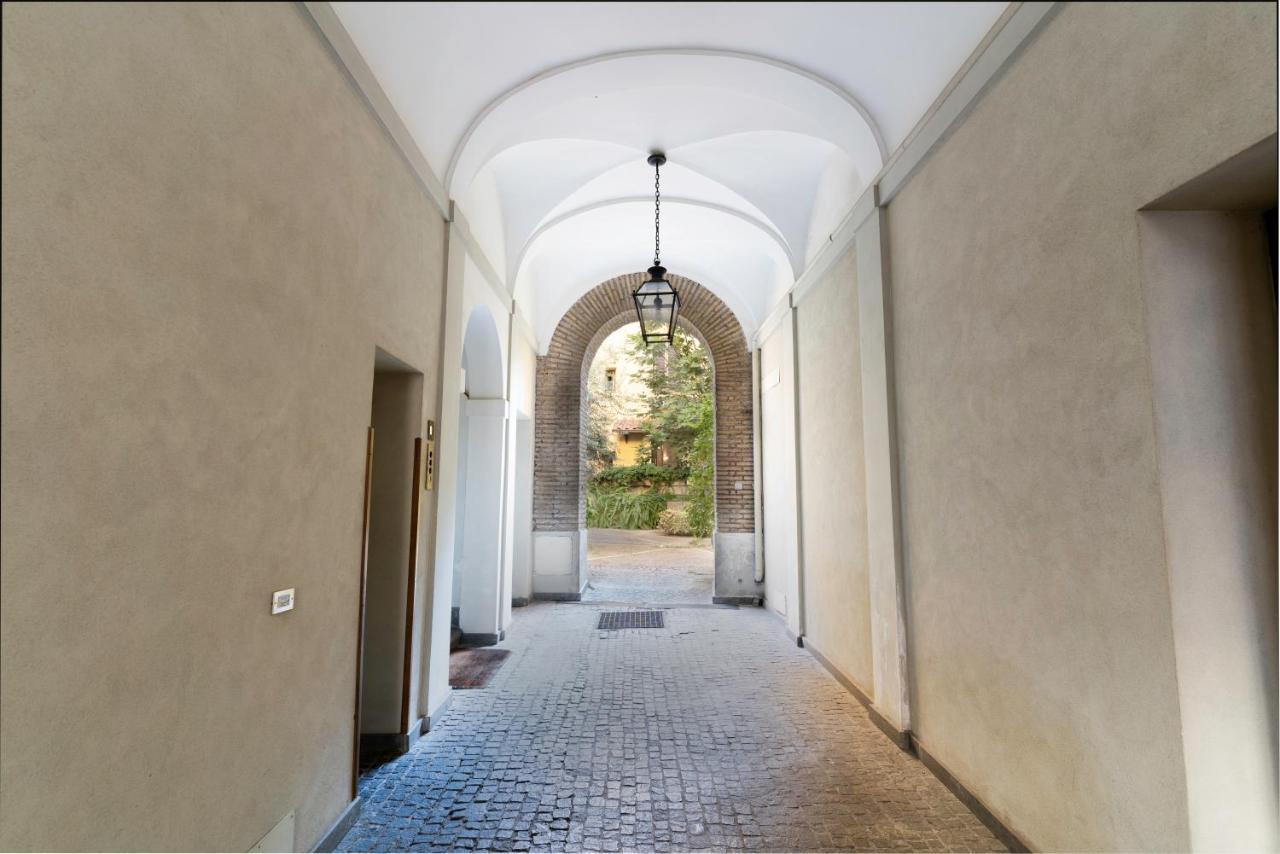 Quiet Trevi Fountain With Patio And Backyard Apartment *