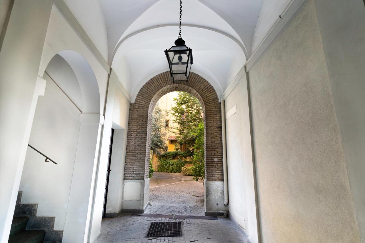 Quiet Trevi Fountain With Patio And Backyard Apartment