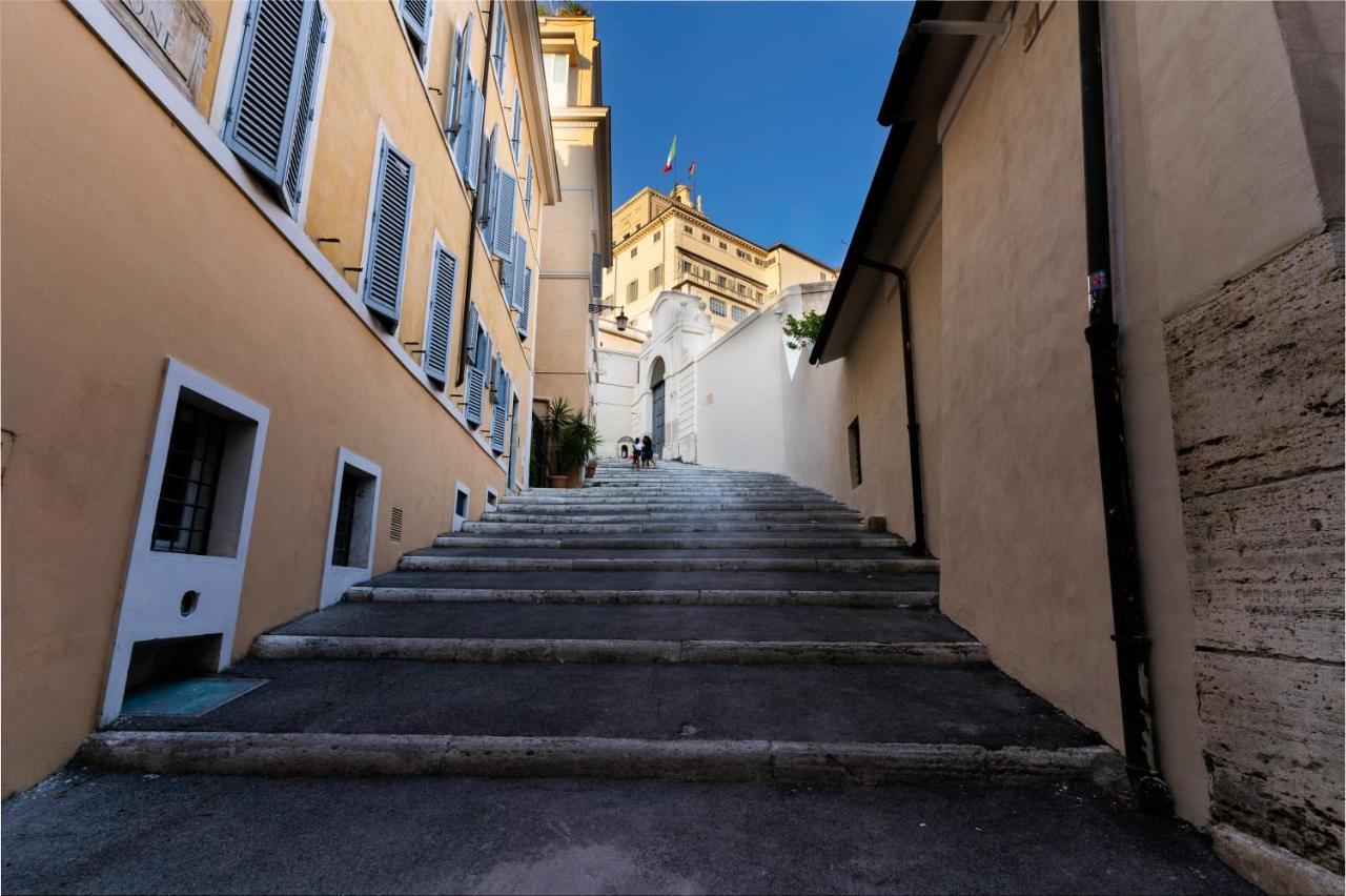 Quiet Trevi Fountain With Patio And Backyard Rome