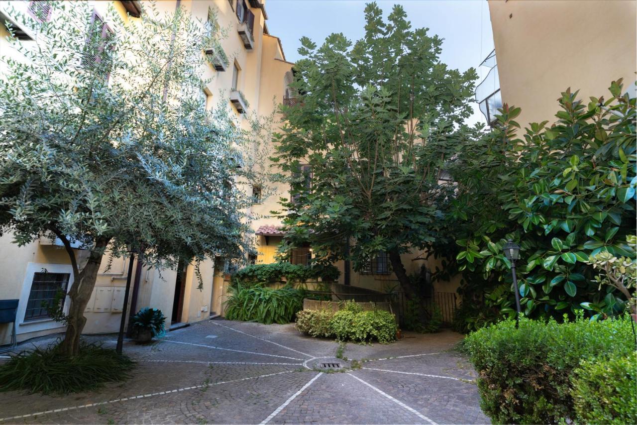 Quiet Trevi Fountain With Patio And Backyard Apartment Rome