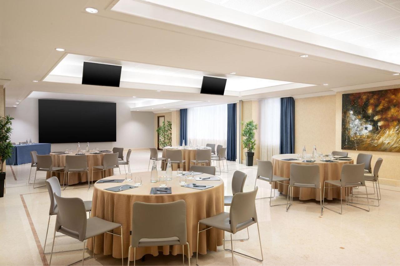 Courtyard By Marriott Central Park Hotel Rome
