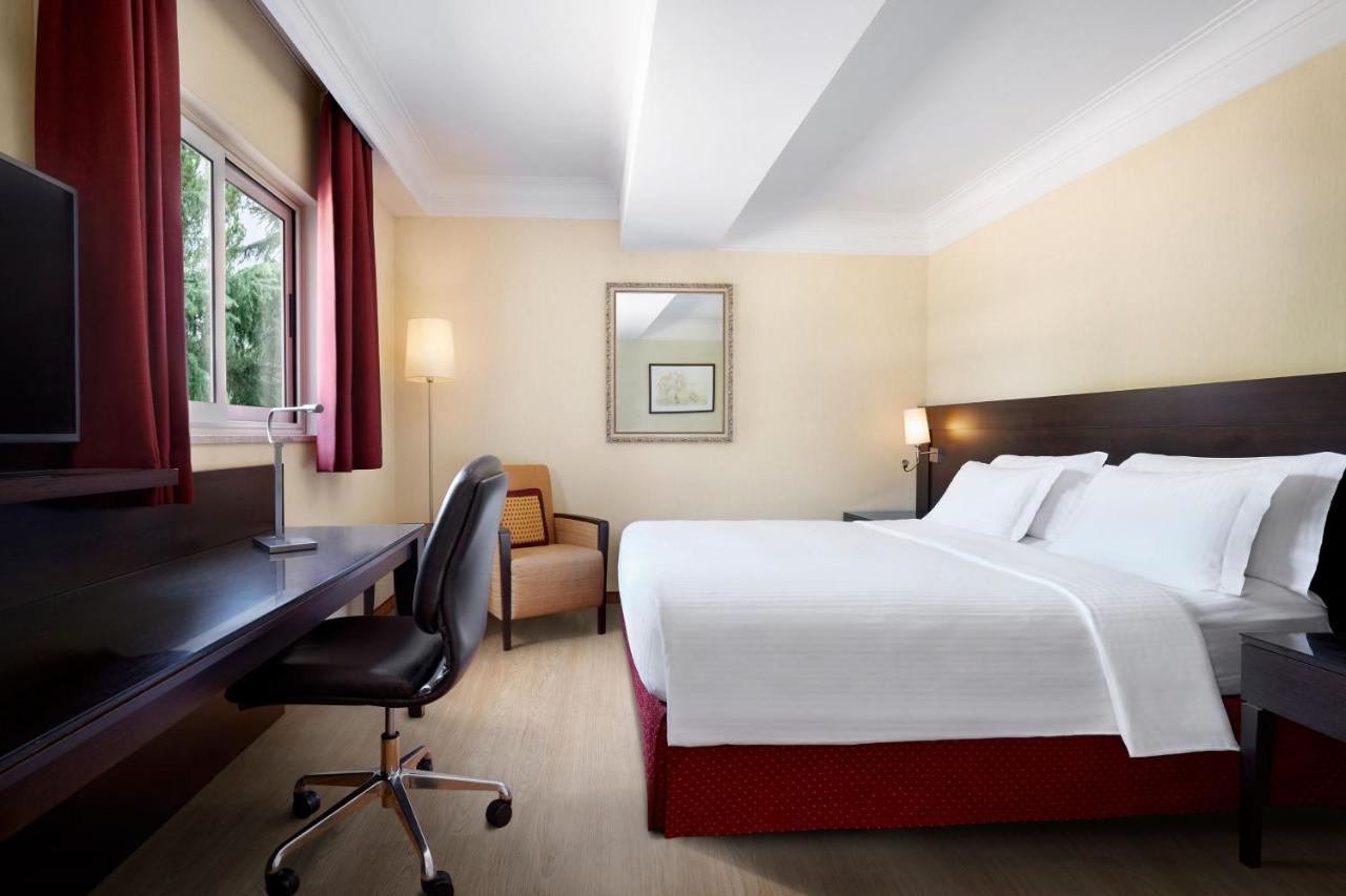 Courtyard By Marriott Central Park Hotel Rome