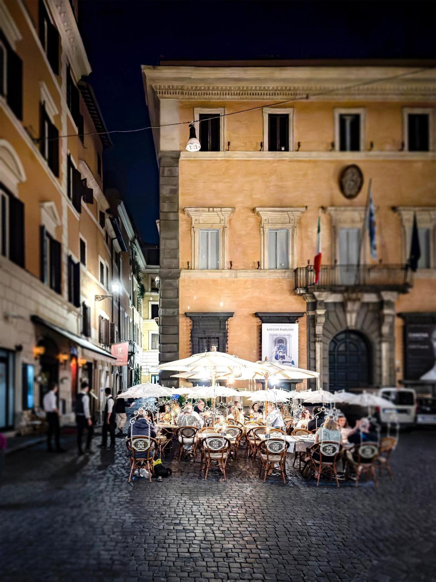 Trevi Fountain Stylish Apartment
