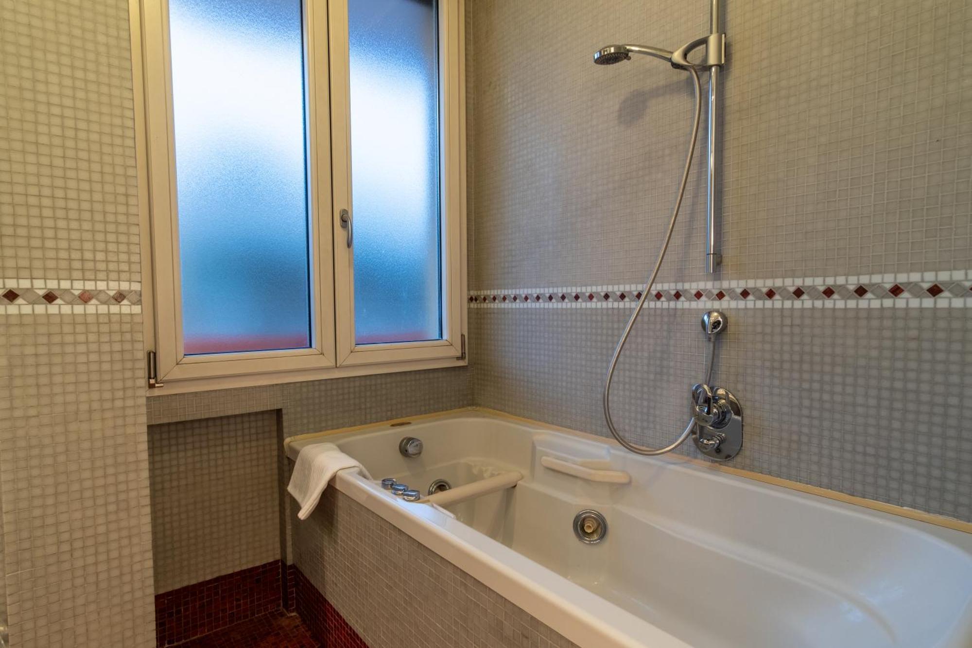 Attic With Terrace And Jacuzzi - Luxury Appartement Rome