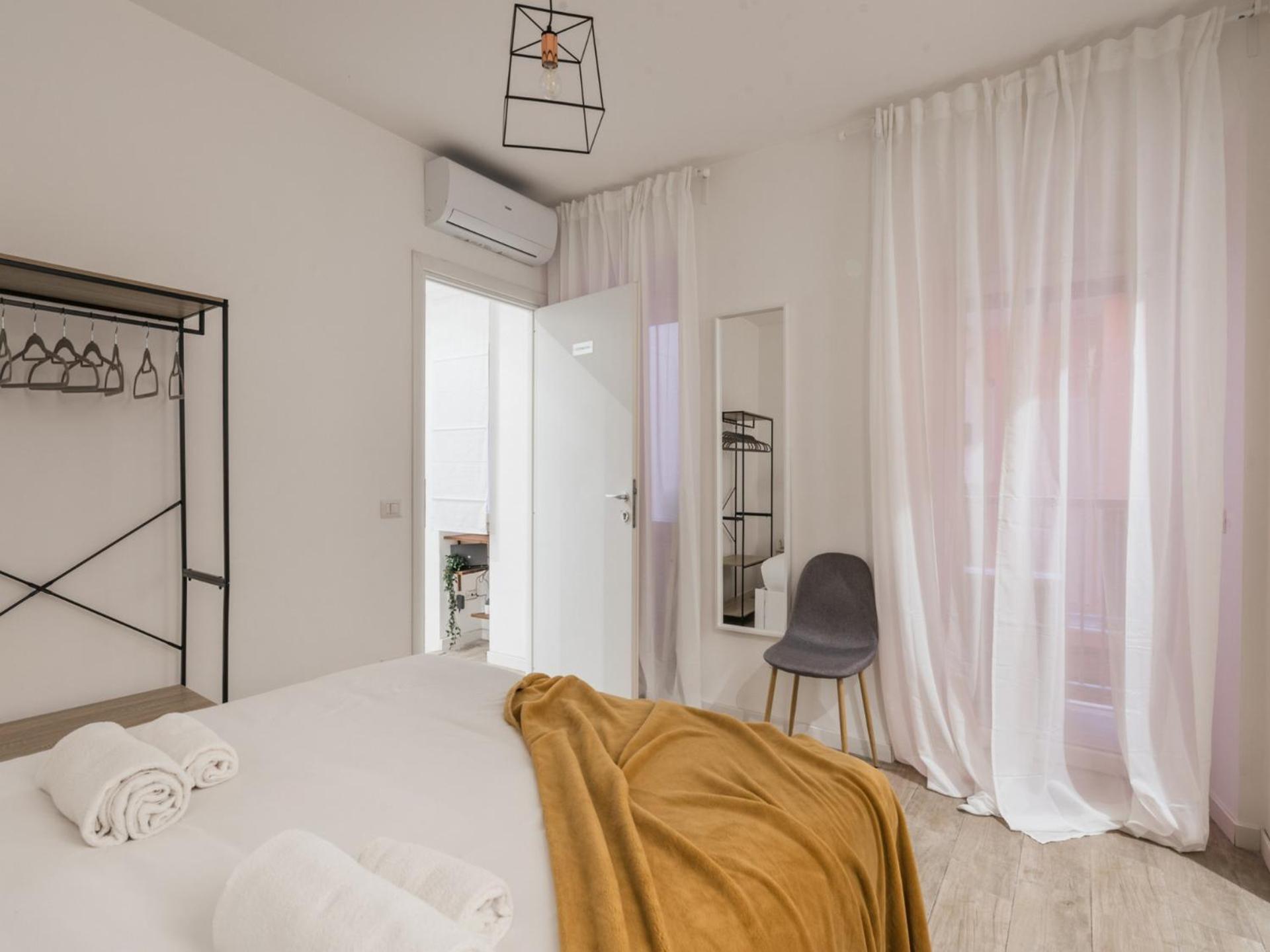 The Rent - Three-room Near The Colosseum Apartment Rome