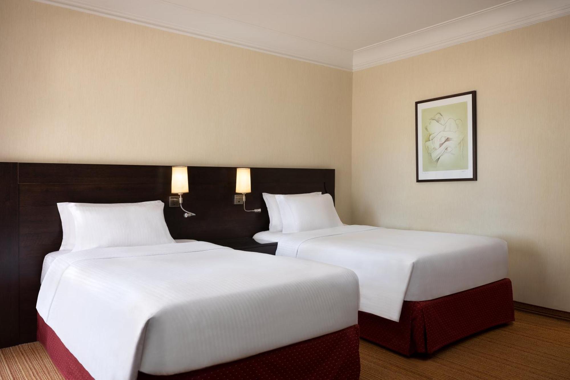 Courtyard By Marriott Central Park Hotel Rome