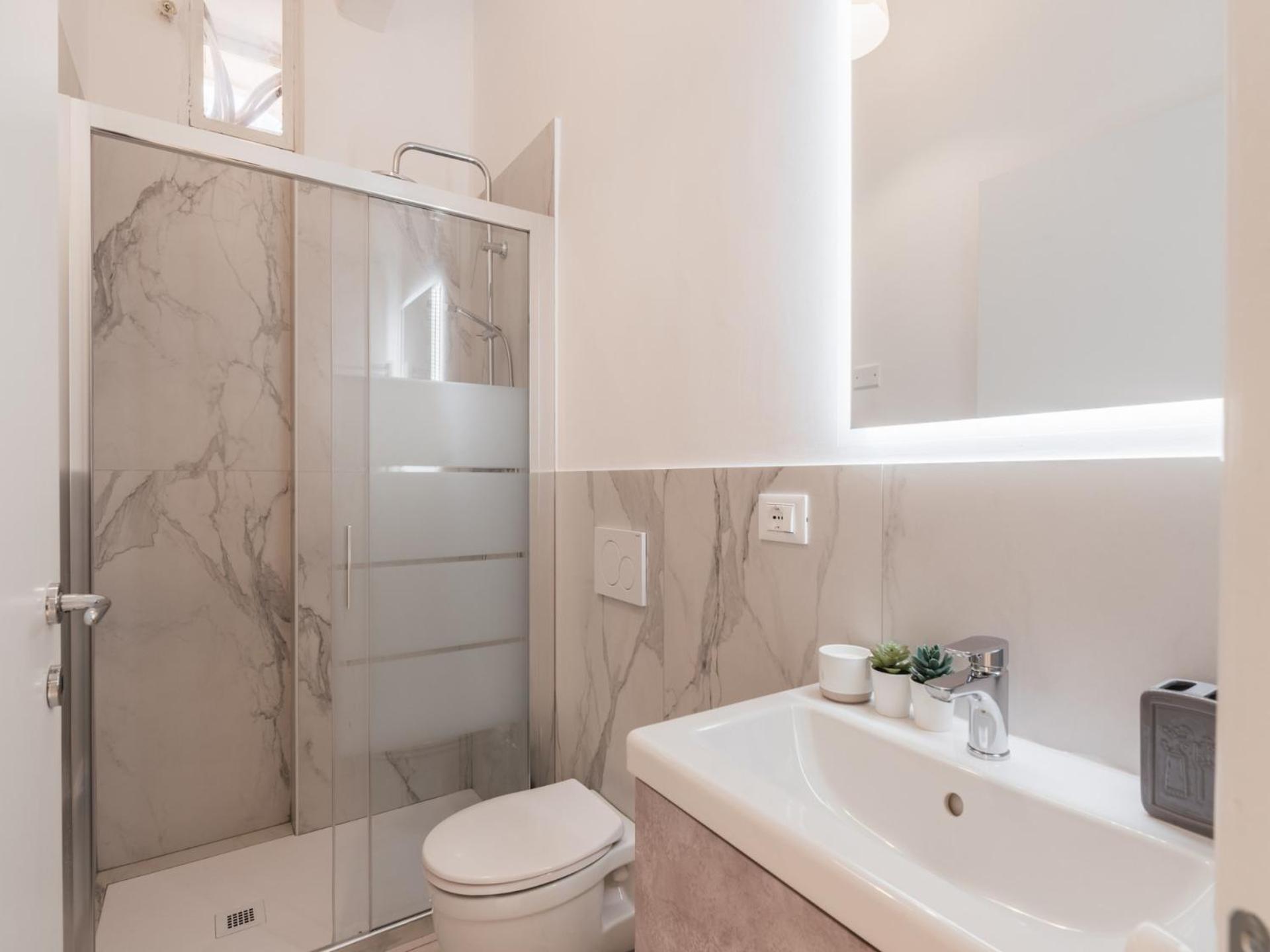 The Rent - Spacious One-bedroom Near Colosseum Apartment Rome