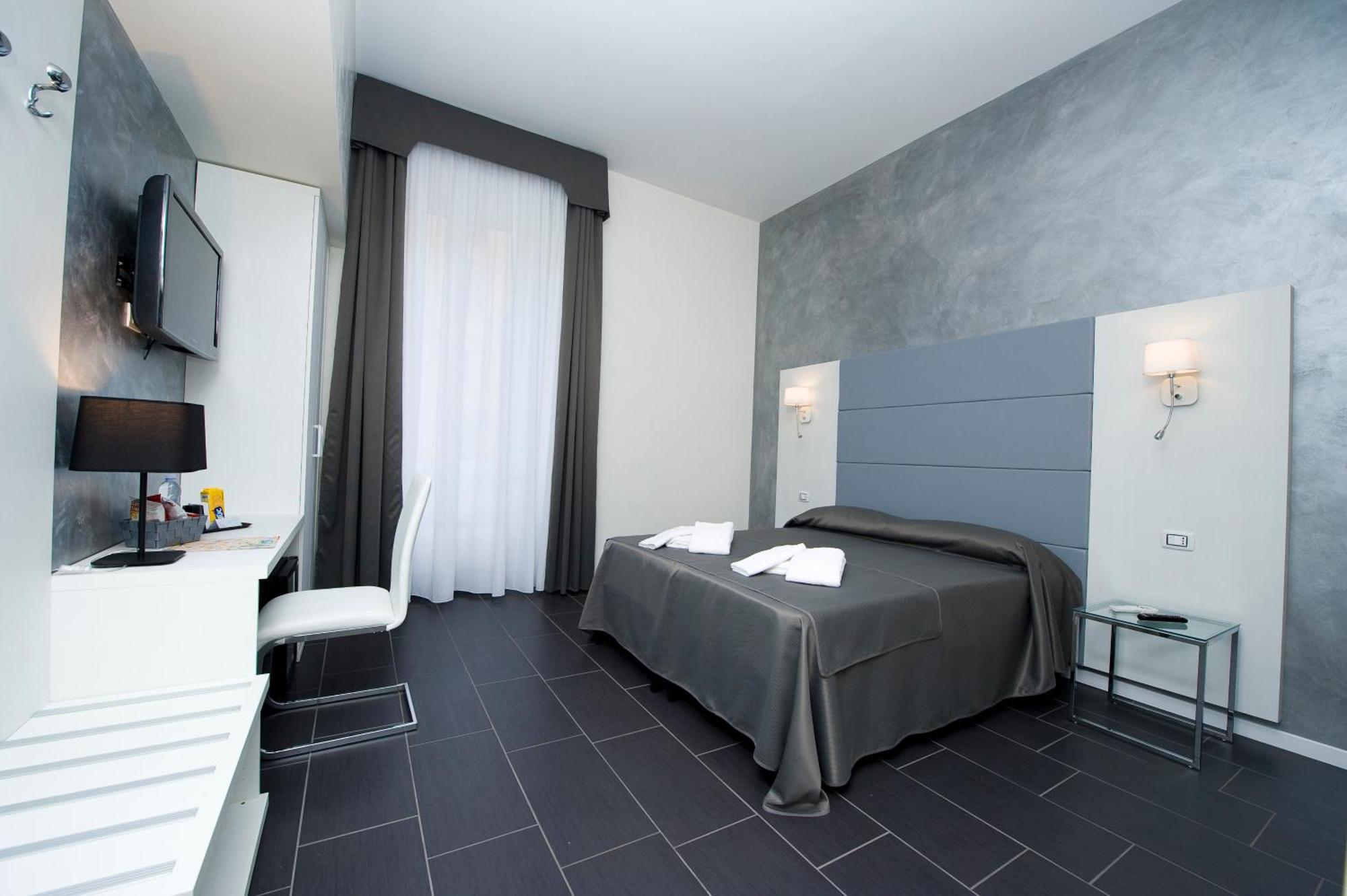 Grey&white * Rome