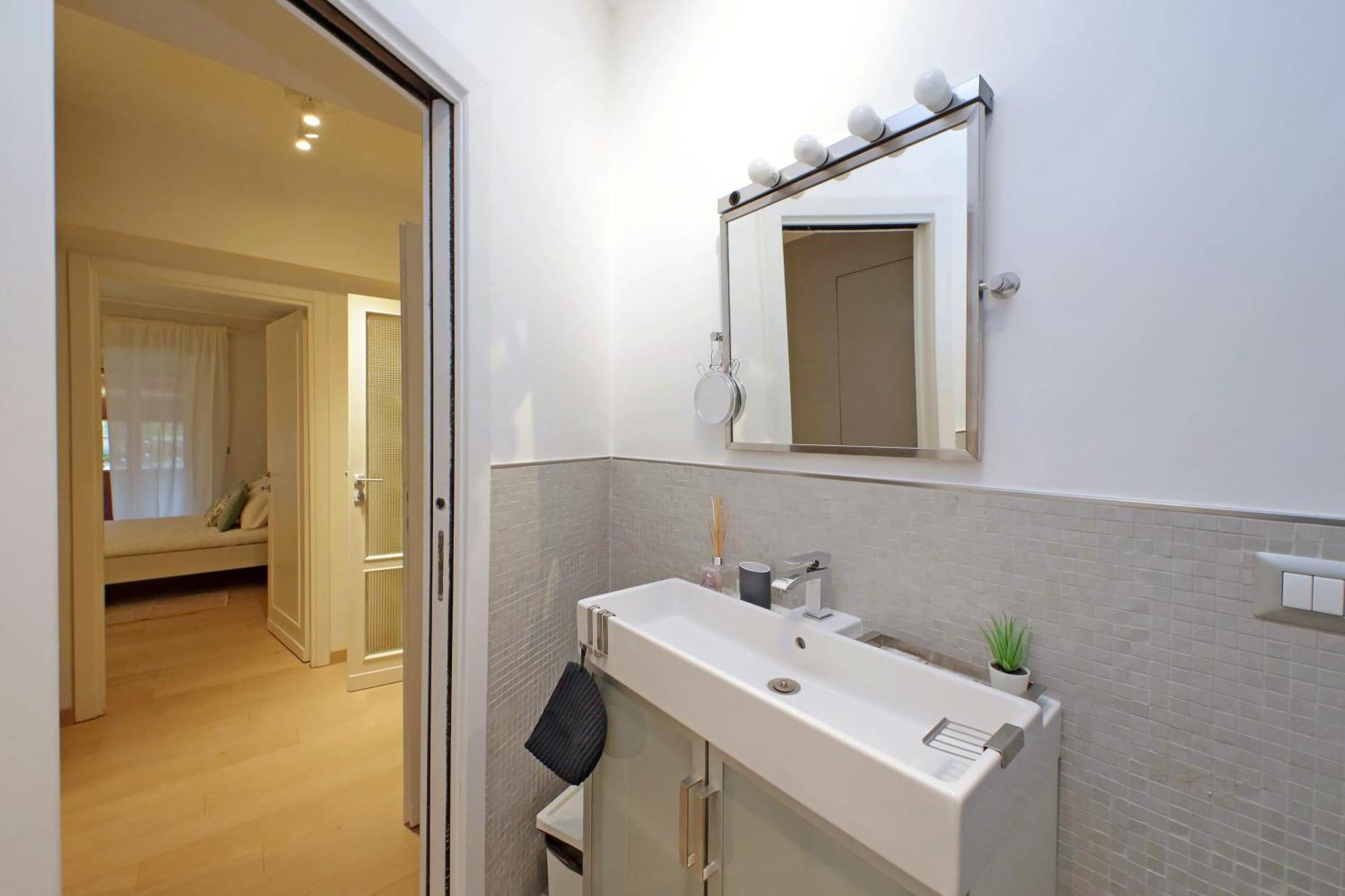 Ych-trendy Flat Near Marconi