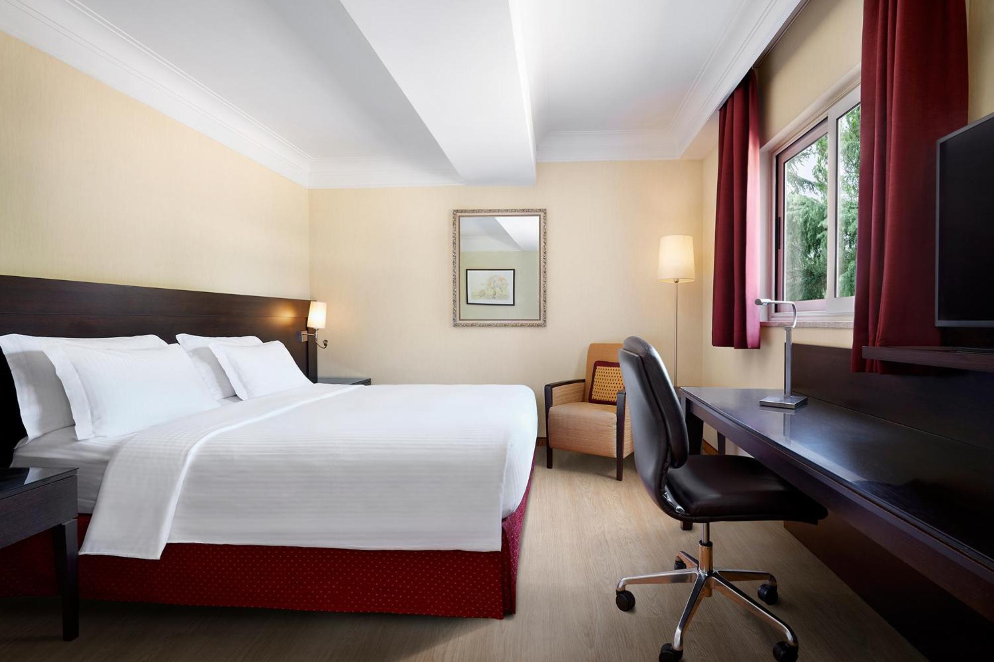Courtyard By Marriott Central Park Hotel