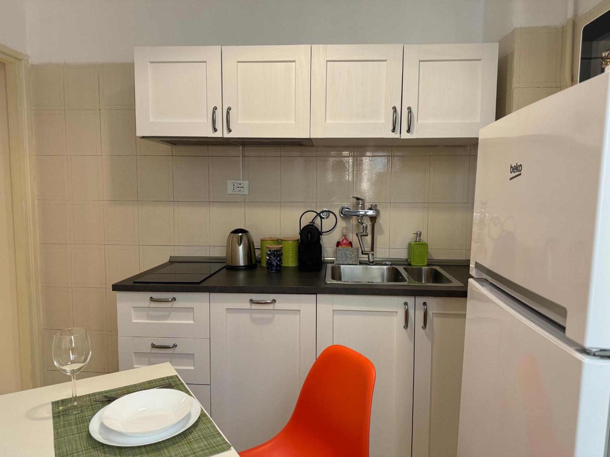 The Rent - Spacious One-bedroom Near Colosseum * Rome