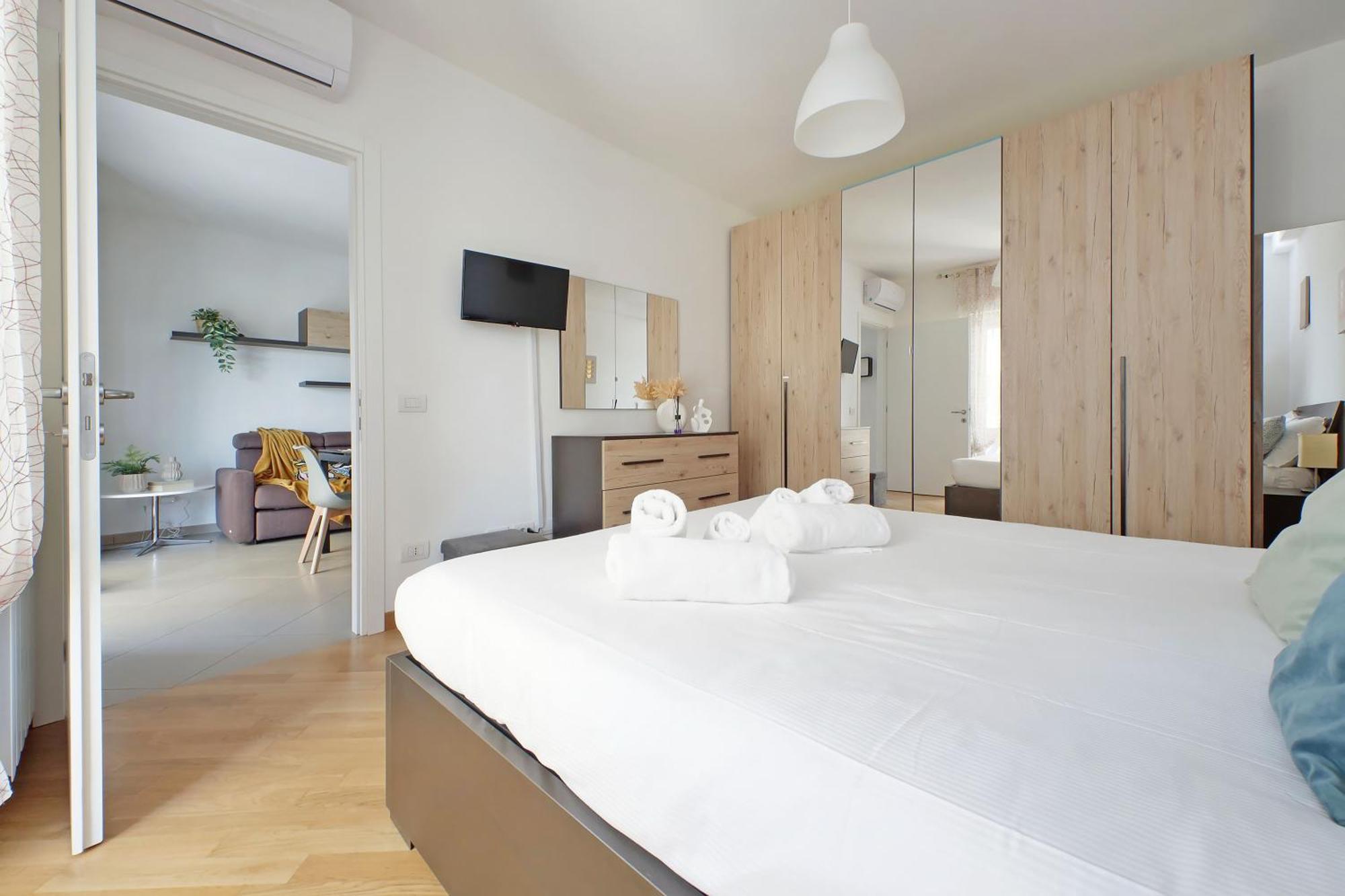 Comodo Con Terrazzo, Vicino Gemelli