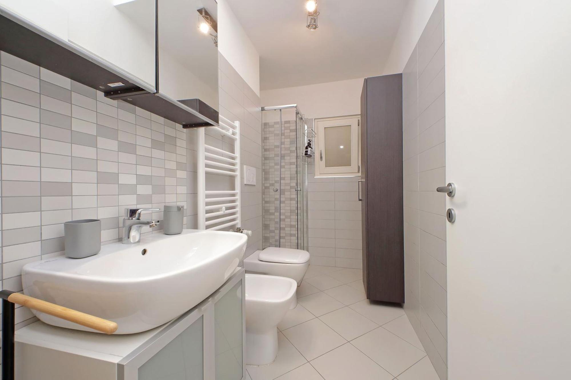 Comodo Con Terrazzo, Vicino Gemelli *