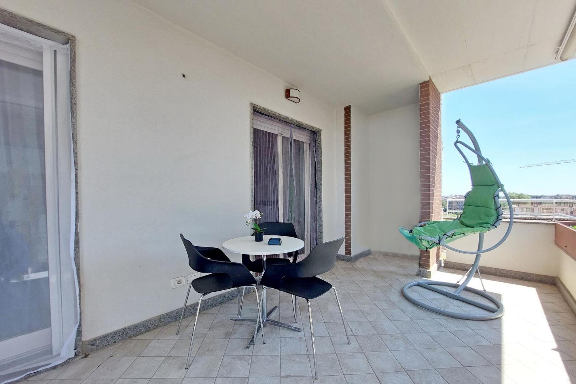 Comodo Con Terrazzo, Vicino Gemelli *