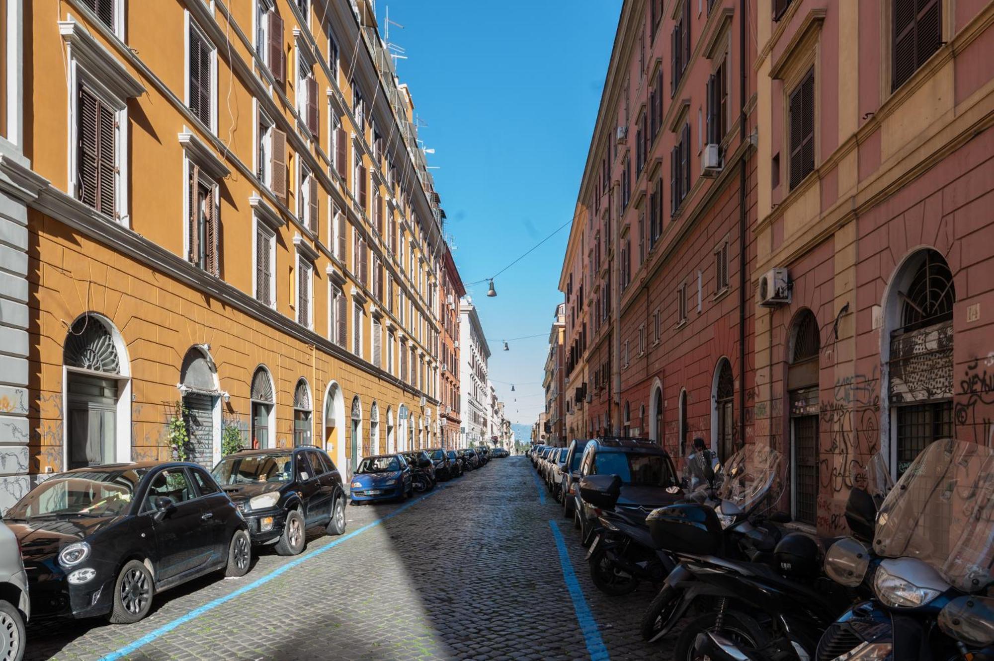 Half Palace, Relaxing In San Lorenzo Roma