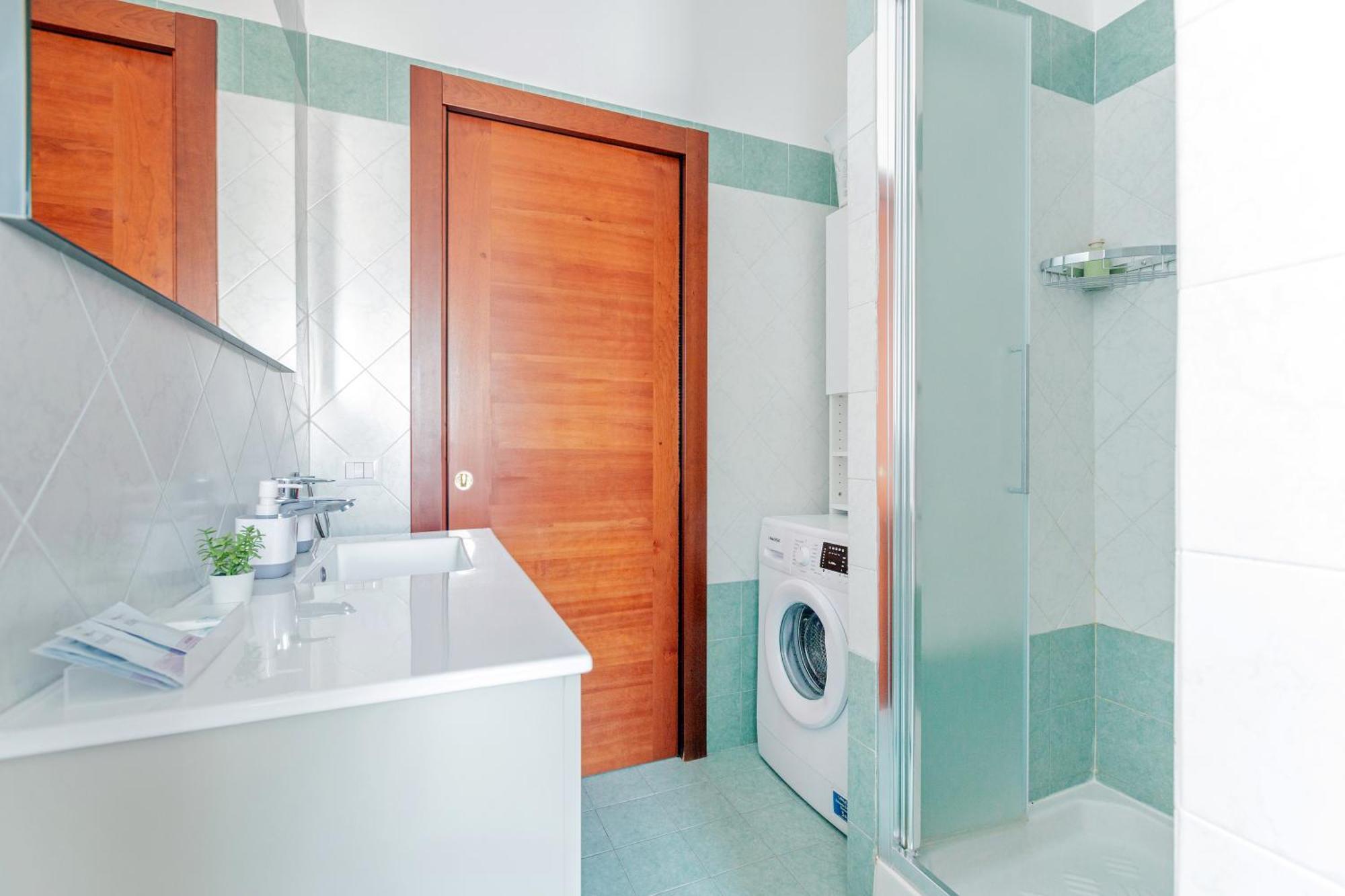 Stylish & Cozy - 5 Star Location- Balcony - View Holiday home *