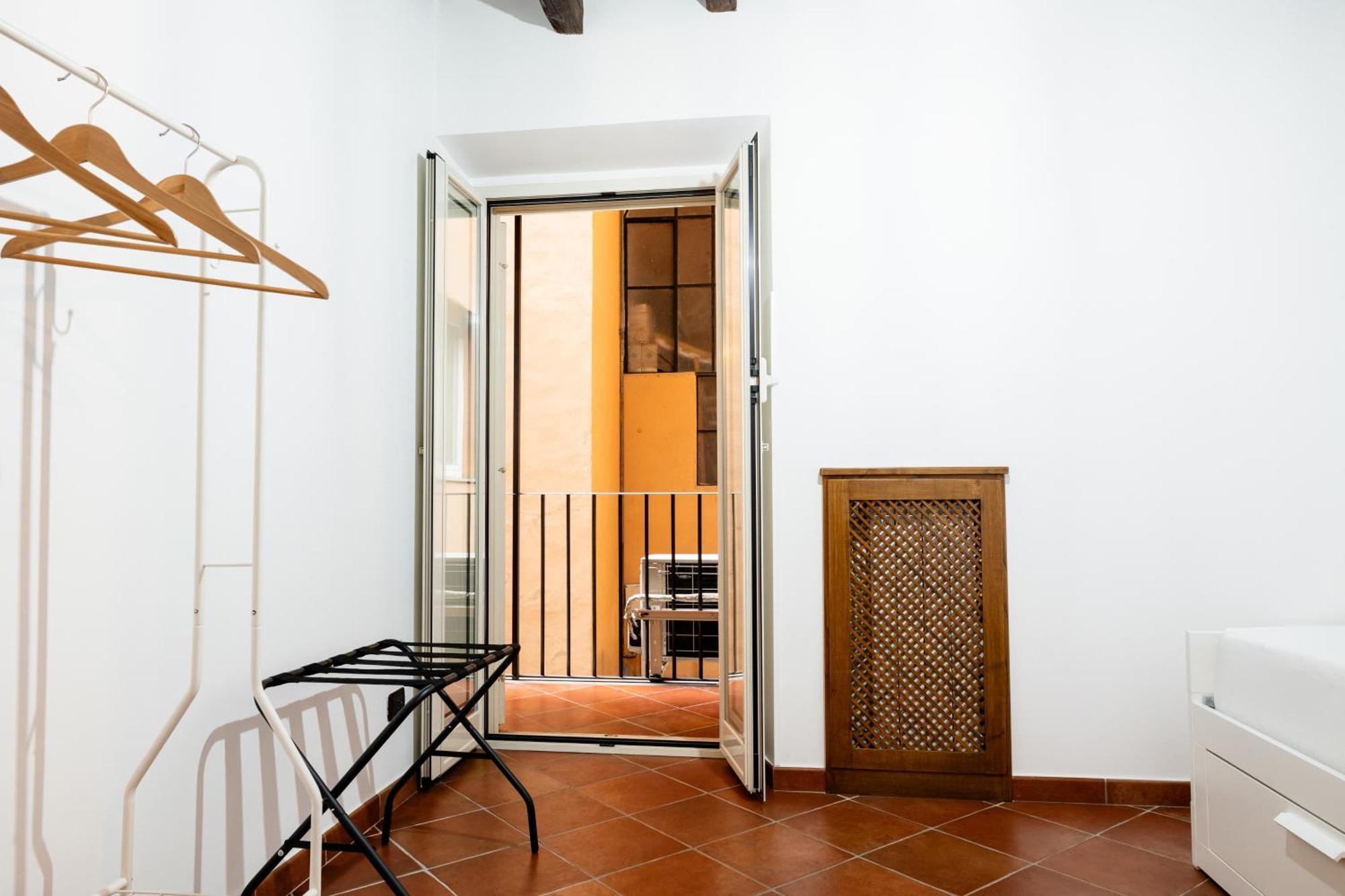 Domus Lxvii Monti Apartment