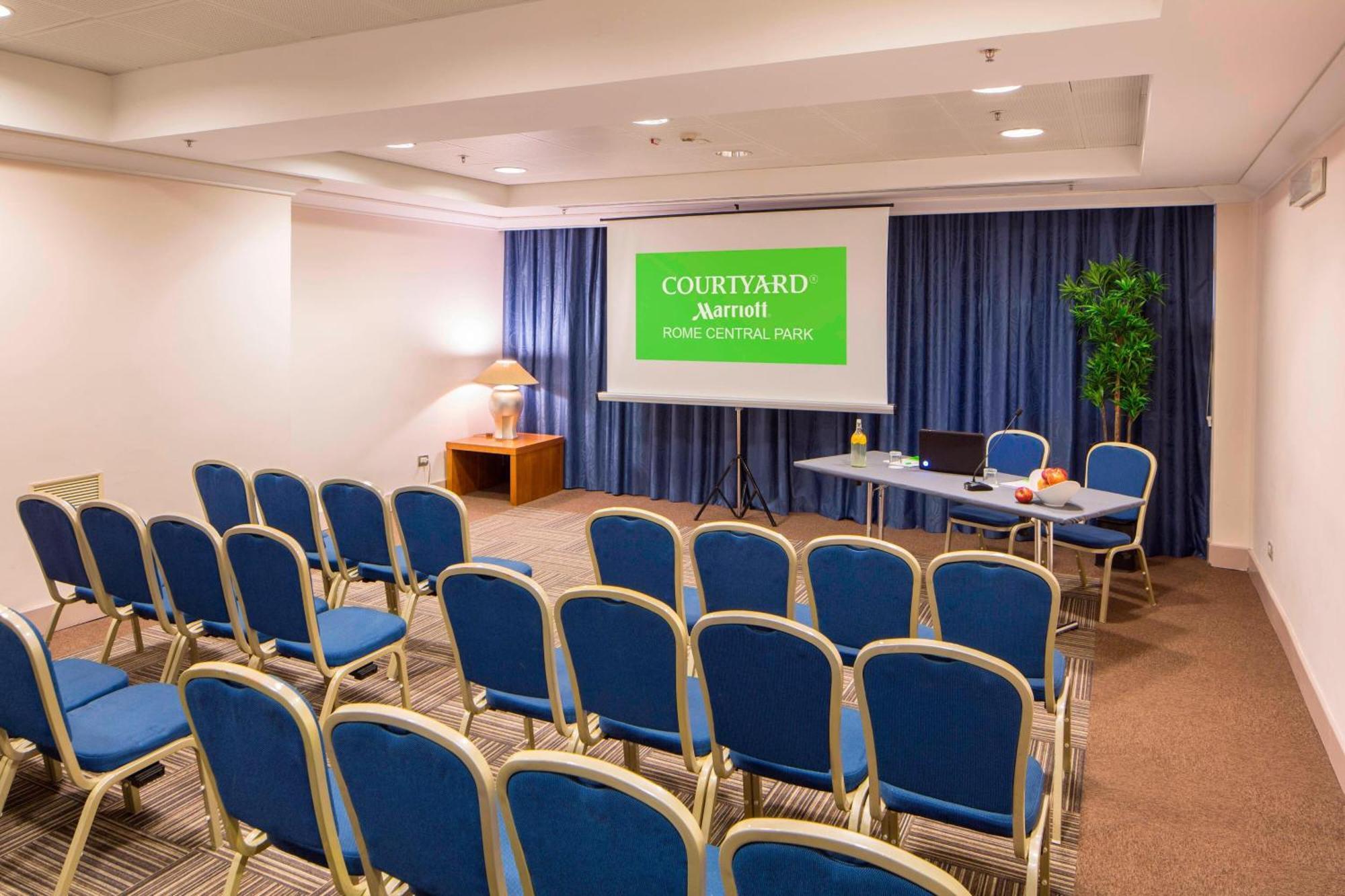 Courtyard By Marriott Central Park Hotel 4*