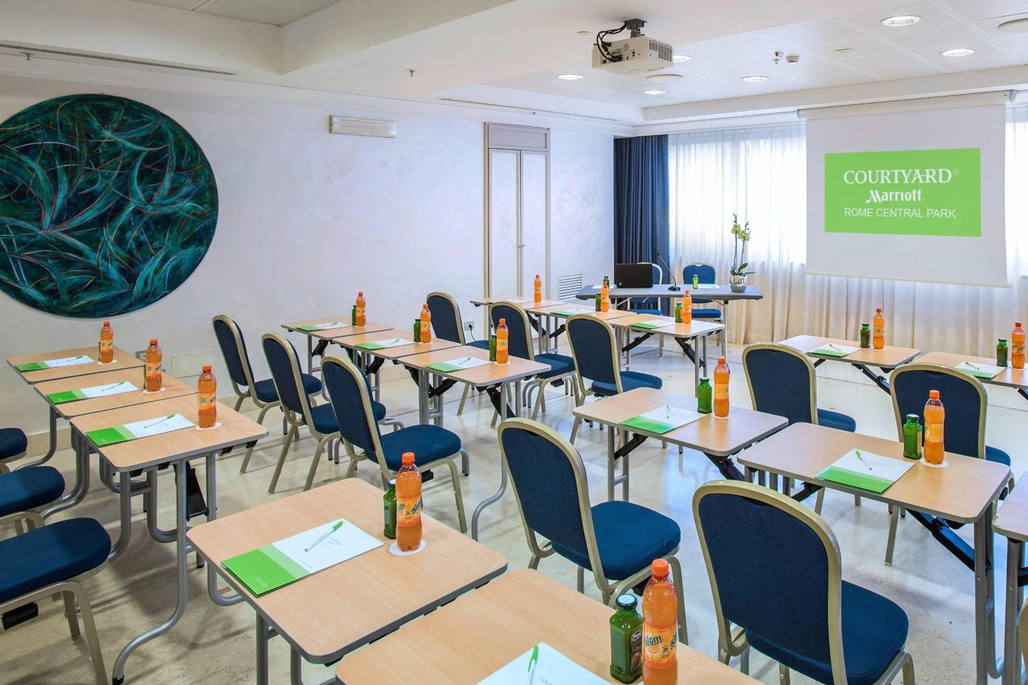Courtyard By Marriott Central Park Rome