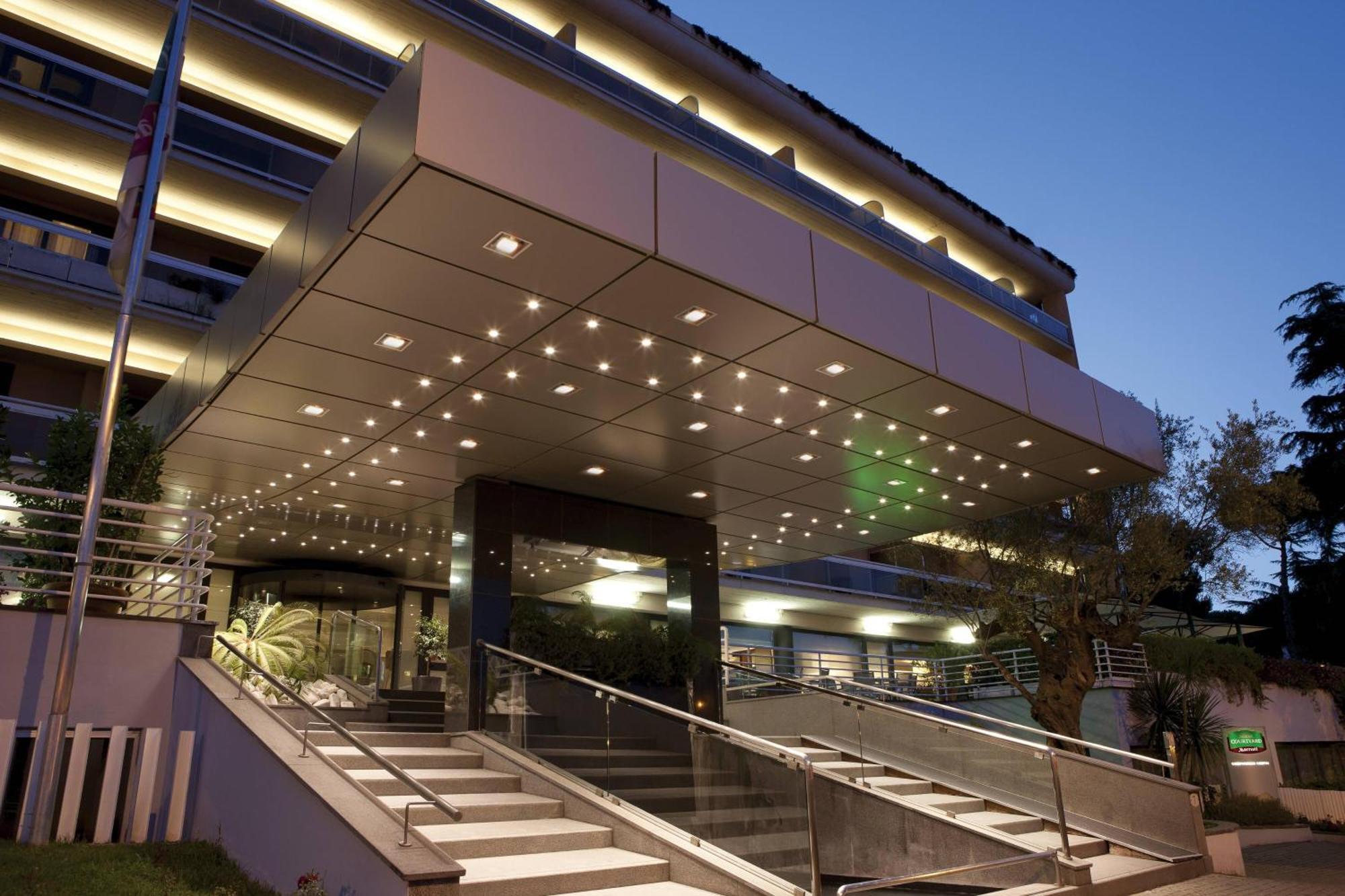 Courtyard By Marriott Central Park Hotel Rome