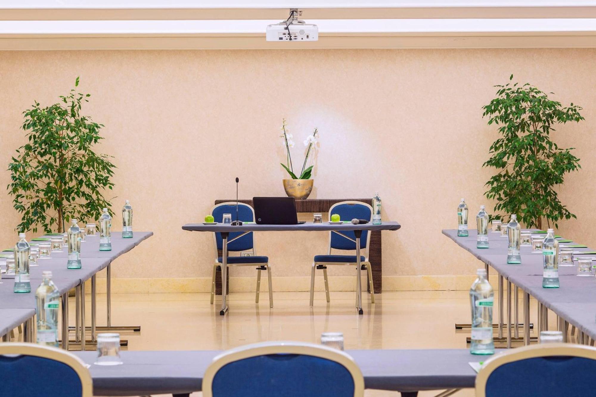 Courtyard By Marriott Central Park Rome