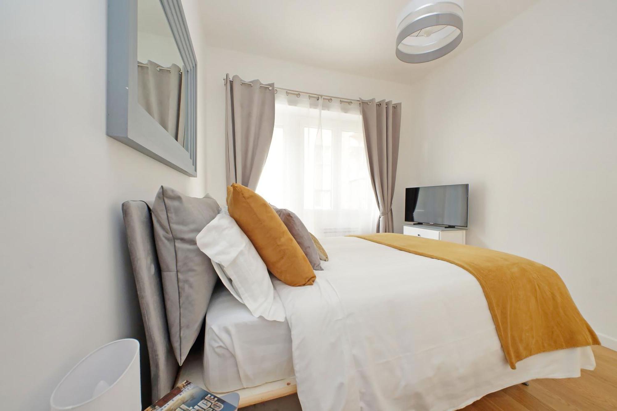 Graceful Near St Peter Metro 100 Mt Apartment