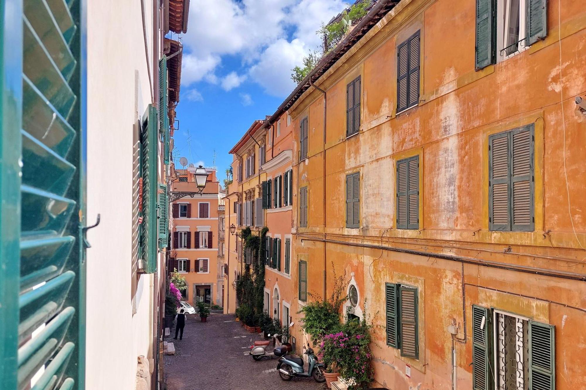 Two Steps From Colosseum, In The Imperial Forums * Rome