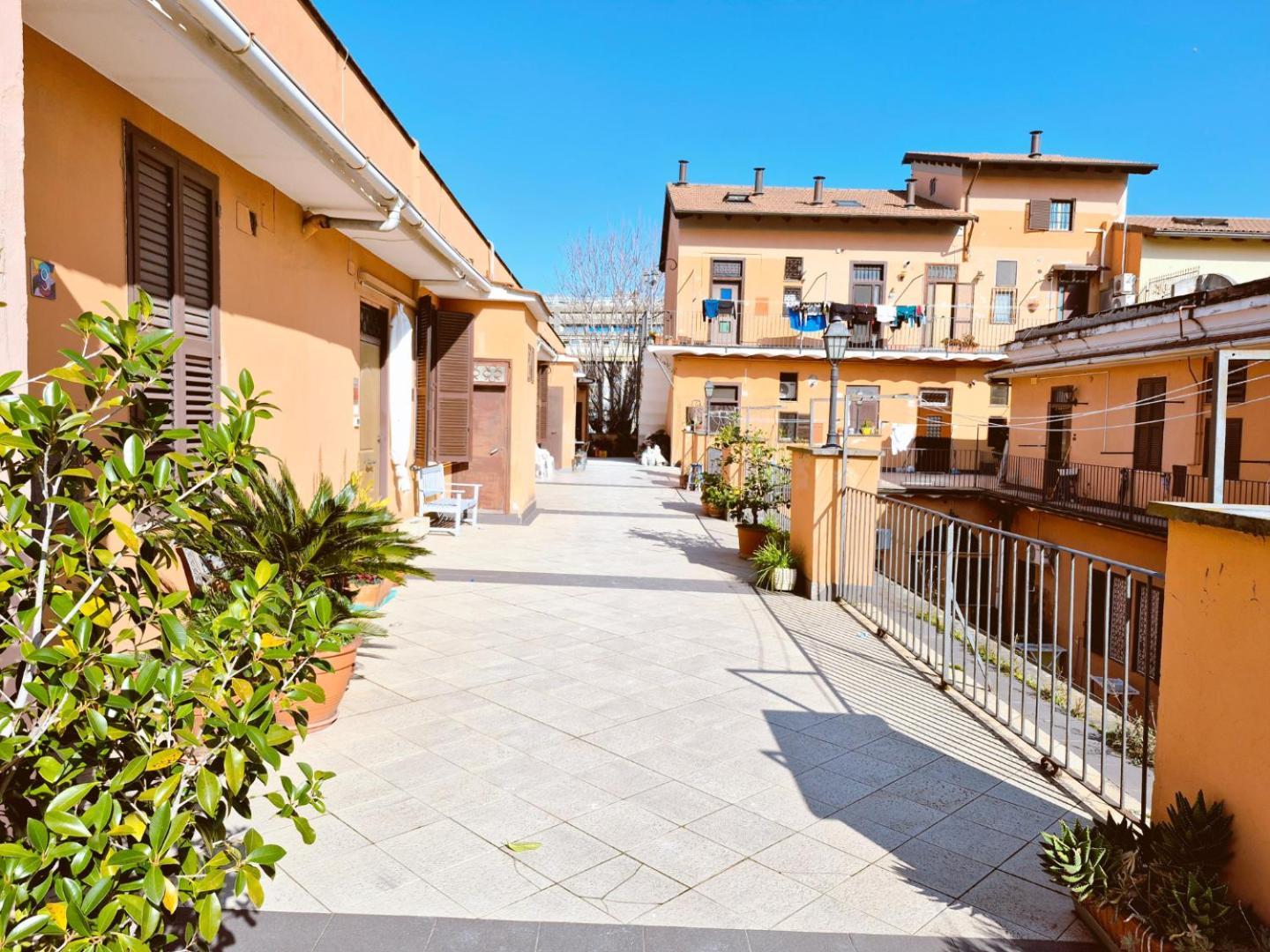 Elegante Con Terrazzino A San Lorenzo Rome