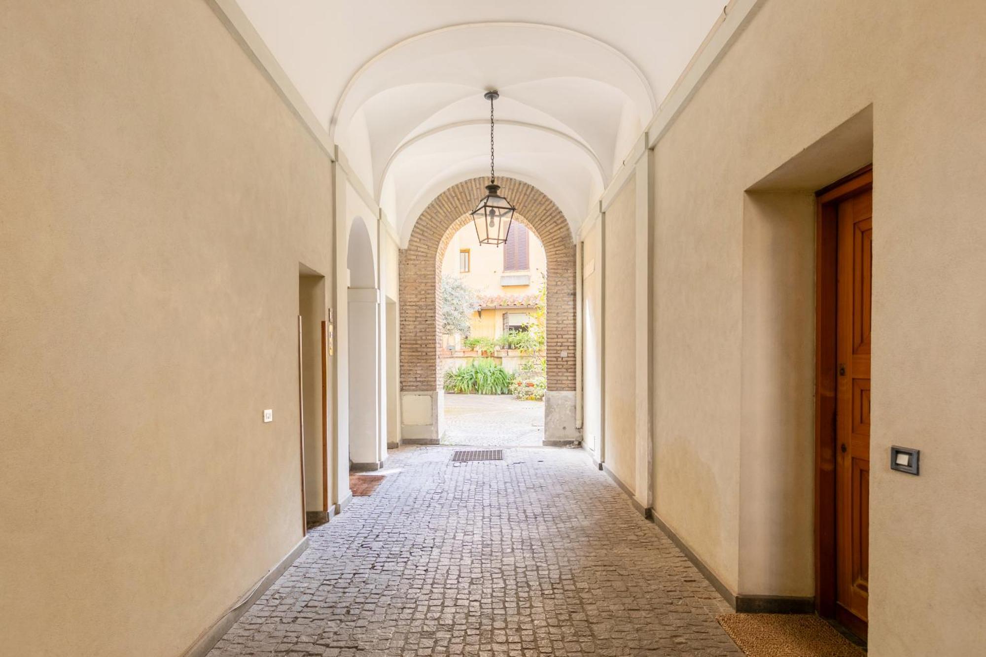 Apartment Quiet Trevi Fountain With Patio And Backyard