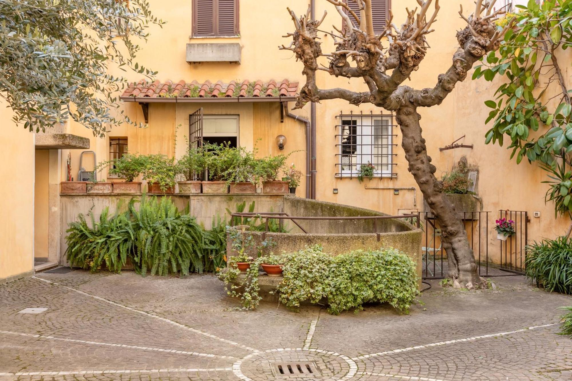 Apartment Quiet Trevi Fountain With Patio And Backyard Rome