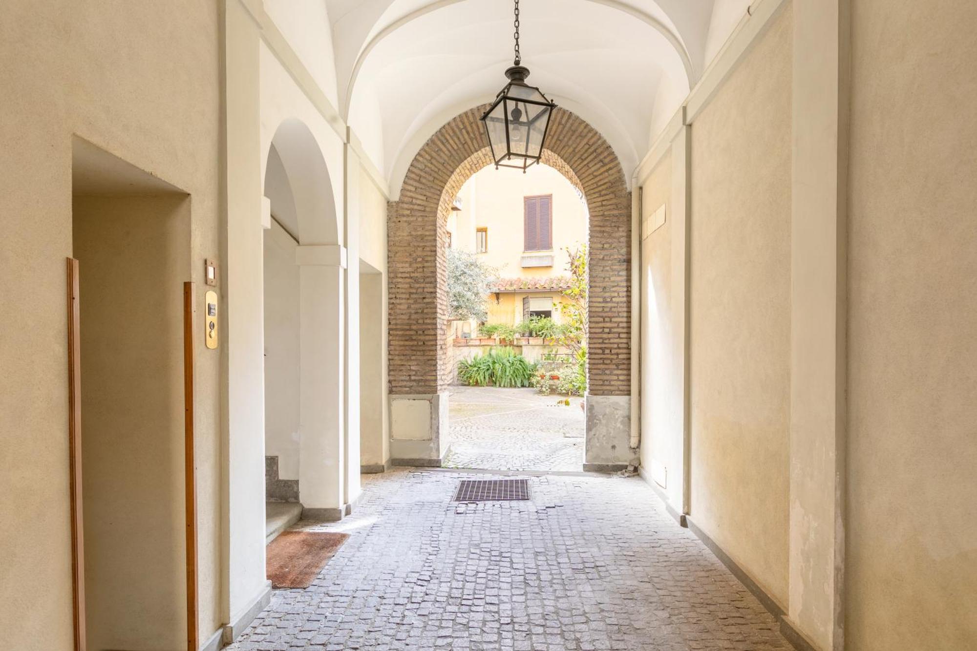Quiet Trevi Fountain With Patio And Backyard Apartment Rome