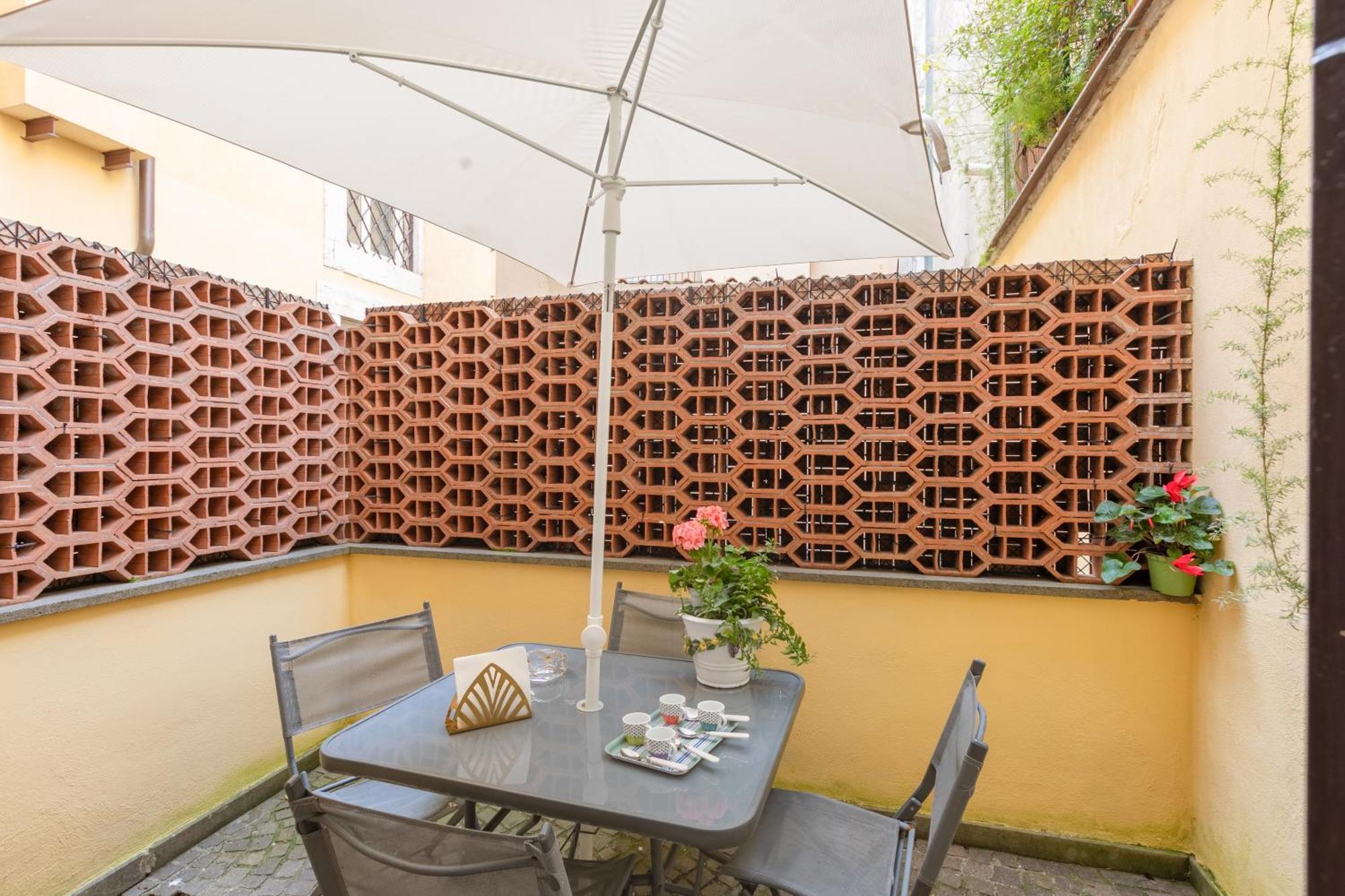 Apartment Quiet Trevi Fountain With Patio And Backyard Rome
