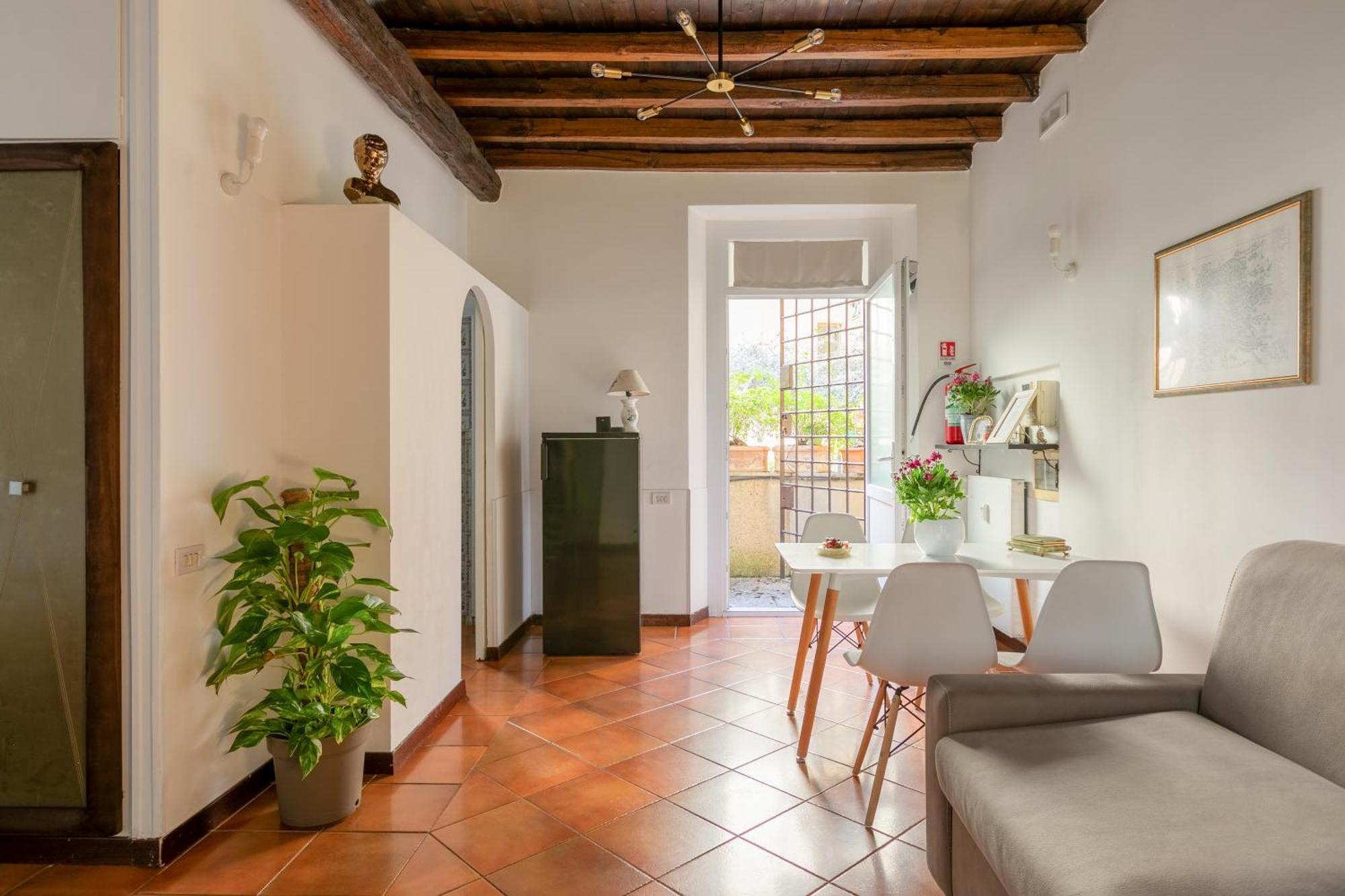 Quiet Trevi Fountain With Patio And Backyard Apartment