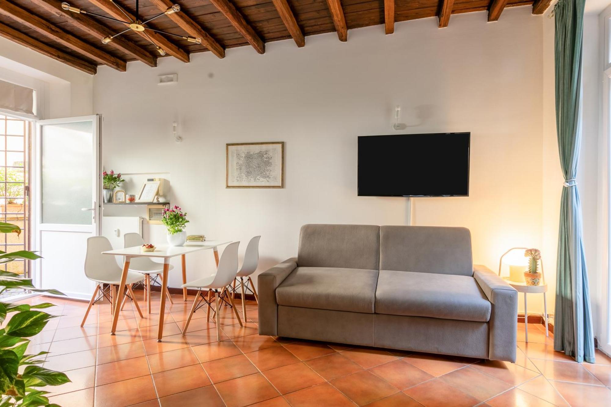 Apartment Quiet Trevi Fountain With Patio And Backyard
